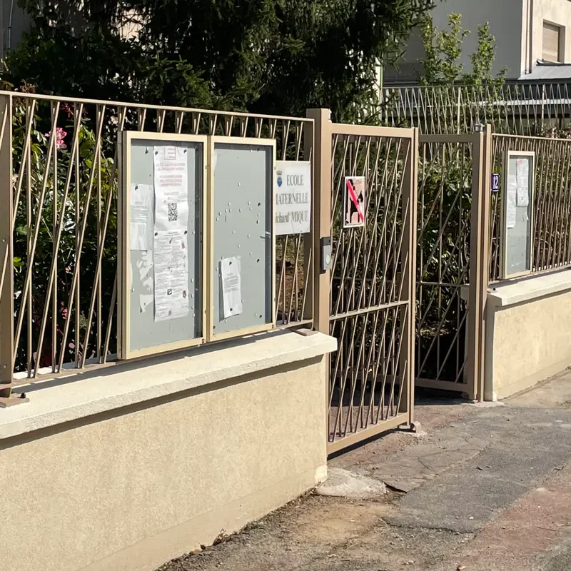 Clôture sur mesure avec barreaudage incliné pour la Mairie de Versailles