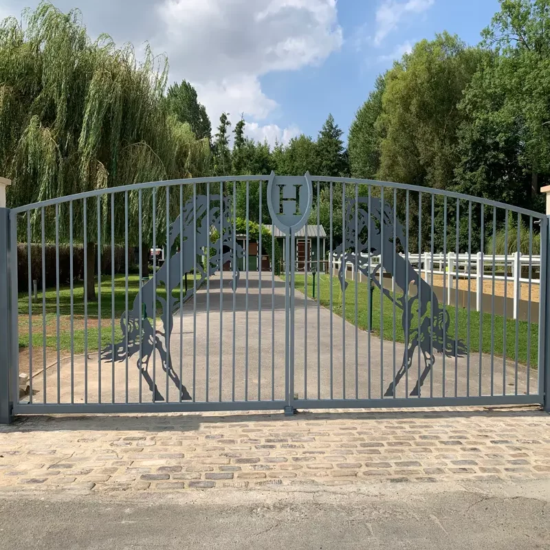 Portail acier sur mesure avec remplissage par barreaudage et des chevaux en découpe laser